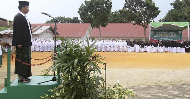 69Walikota Batam, Muhammad Rudi menjadi inspektur Upacara Hari Santri Nasional 2017 .jpg